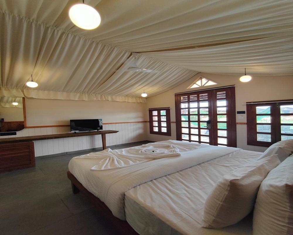 Nirvana Resort And Restaurant Garudeshwar Exterior photo